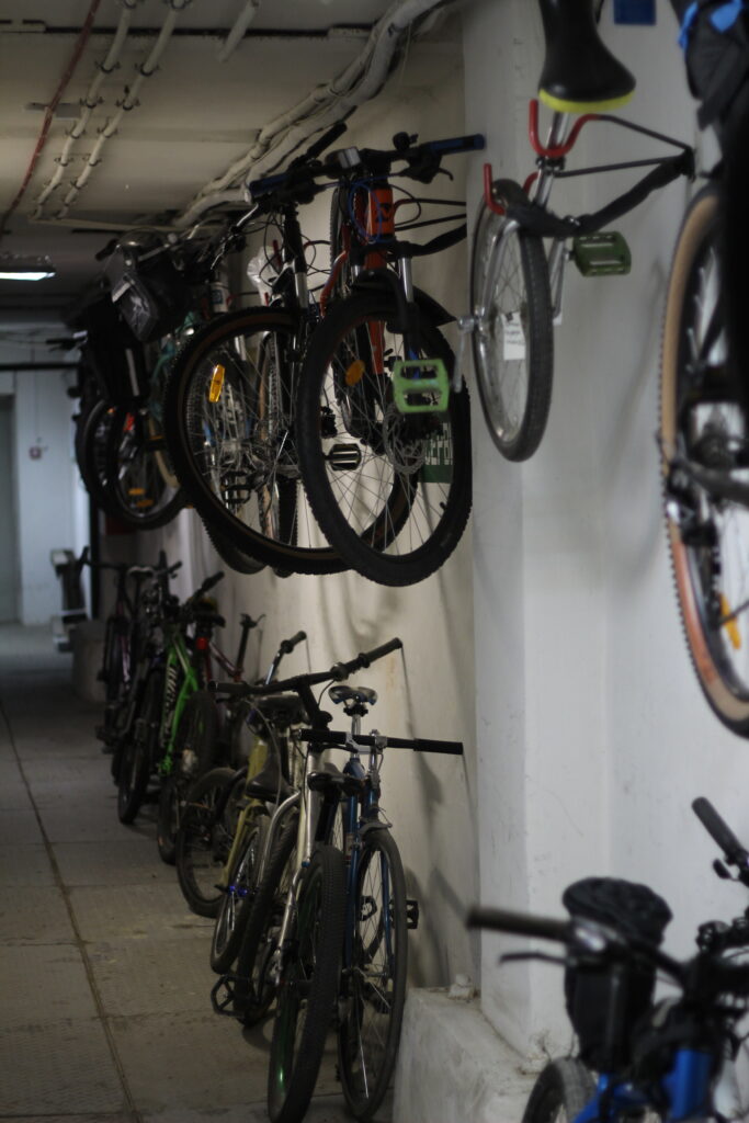Велосипеды в коридоре